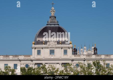 Lyon (France), 03 mai 2021. Vue sur l'Hôtel Dieu avec la basilique de Fourvière en arrière-plan. Banque D'Images