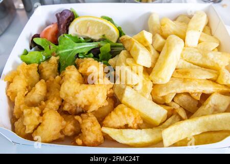 Crevettes Pittenweem écossaises frite en pâte avec des frites. Banque D'Images