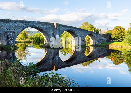 Vieux pont de Stirling enjambant la rivière Forth en Écosse. Le pont médiéval date du XVe siècle. Banque D'Images