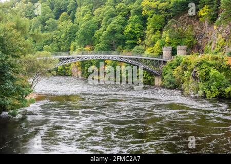 Pont Craigellachie, pont en forme d'arche en fonte traversant la rivière Spey à Craigellachie, près du village d'Abertour à Moray, en Écosse. Le pont W Banque D'Images