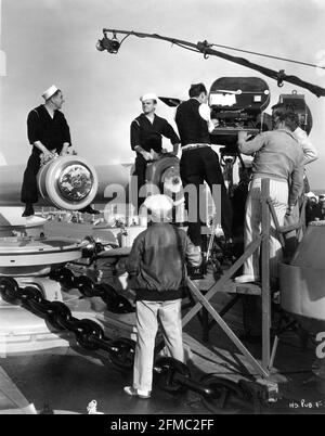 FRANK McHugh et JAMES CAGNEY sur place ont fait l'affaire avec l'équipe de cinéma, y compris LE cinéaste ARTHUR EDESON sur l'U.S.S. L'ARIZONA au cours du tournage d'ICI VIENT LE directeur DE LA MARINE 1934, LLOYD BACON Warner Bros. Banque D'Images