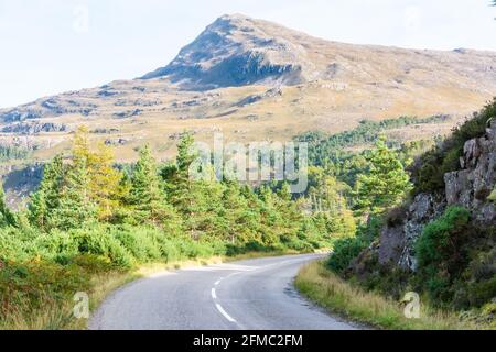 Paysage montagneux le long de la route A832 traversant la région de Torridon en Écosse. Banque D'Images