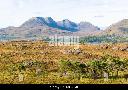 Paysage dans la région de Torridon en Écosse, vers la montagne Beinn Alligin. Banque D'Images
