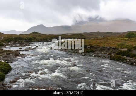 Rivière Sligachan dans l'île de Skye en Écosse. Vue par temps brumeux, avec la chaîne de montagnes Cuillin en arrière-plan. Banque D'Images