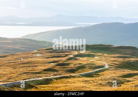 Route à voie unique allant de Tornapress à APPLECROSS en Écosse via Col Bealach na Ba (626m) avec vue sur Raasay et L'île de Skye Banque D'Images