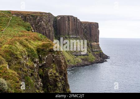 Vue vers les piliers du rocher de Kilt (Creag an Fheilidh) dans l'île de Skye en Écosse. Banque D'Images