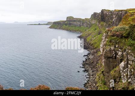 Piliers de la formation de Kilt Rock (Creag an Fheilidh) dans l'île de Skye en Écosse. Banque D'Images