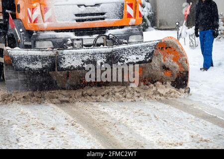 Les camions de chasse-neige nettoient la neige de la route. Le concept de déneigement d'hiver. Banque D'Images