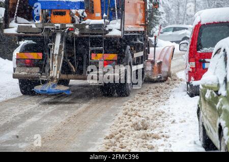 Le concept de déneigement d'hiver. Les camions de chasse-neige nettoient la neige de la route. Banque D'Images