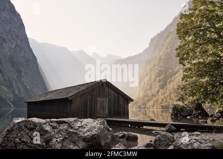 Maison de bateau au lac Obersee dans la région de Berchtesgadener, Bavière, Allemagne, un matin ensoleillé d'été. Banque D'Images