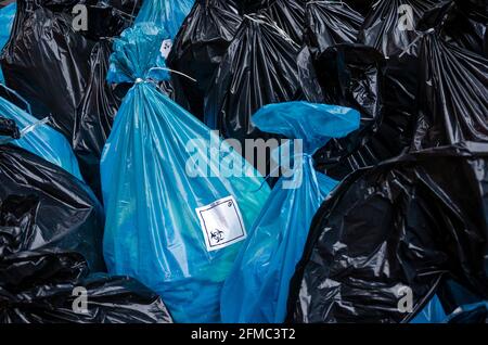 Sacs pour déchets biologiques dangereux avec logo autocollant, déchets hospitaliers Banque D'Images