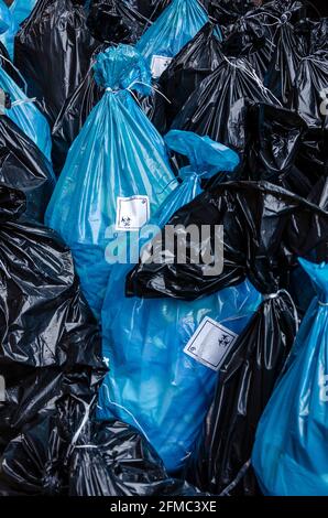 Sacs pour déchets biologiques dangereux avec logo autocollant, déchets hospitaliers Banque D'Images