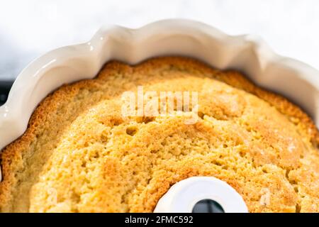 Refroidissement fraîchement cuit un gâteau de livre de citron sur un panier de cuisine froid. Banque D'Images