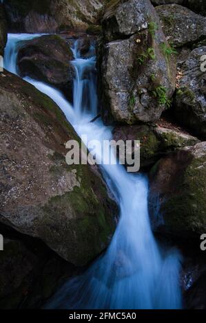 Série de belles vues sur les cascades de Myra Falls avec des pierres de mousse en Basse-Autriche (Myrafälle Wasserfälle, Niederösterreich), Autriche. Banque D'Images