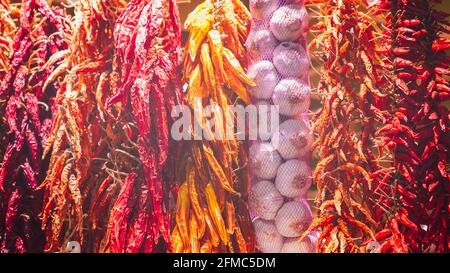 Paquets de poivrons chauds rouges et jaunes séchés au soleil et Ail (effet photo vintage) Banque D'Images