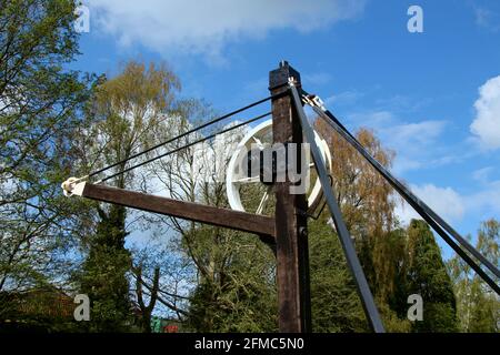 Une image d'UNE ancienne grue de levage par le Canal Shropshire Union Banque D'Images