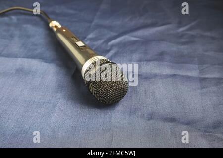 Microphone sur fond noir Banque D'Images