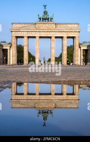 La porte de Brandebourg de Berlin se reflète dans une flaque Banque D'Images