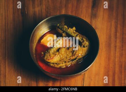 Délicieux et épicé poulet rôti au curry de cuisine bengali. Banque D'Images