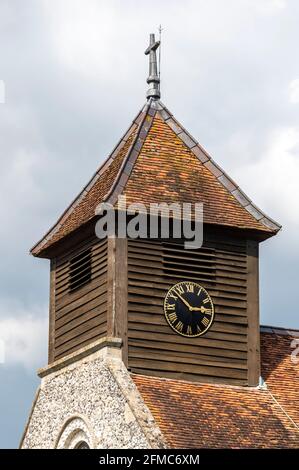 La tourelle de cloche en bois avec une grande cloche à l'église Sainte Marie la Vierge construite au XIIIe siècle et devint un Prieuré bénédictin dans le village de Hurley, a Banque D'Images