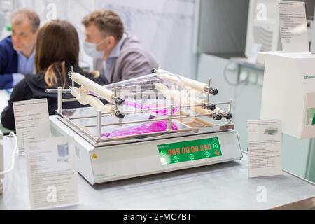 Moscou, Russie - 14 avril 2021 : évaporateur rotatif de laboratoire, ballon chimique rotatif pour évaporer le solvant du liquide rose à l'usine de pharmacie ou c Banque D'Images