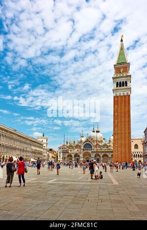 Venise, Italie - 18 juin 2018 : personnes sur la place Saint-Marc près du Campanile et de la basilique Saint-Marc à Venise. Monuments, ville vénitienne Banque D'Images
