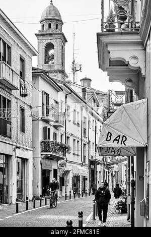 Rimini, Italie - 25 février 2020 : rue commerçante Corso d'Augusto dans la vieille ville de Rimini. Photographie en noir et blanc, paysage urbain Banque D'Images