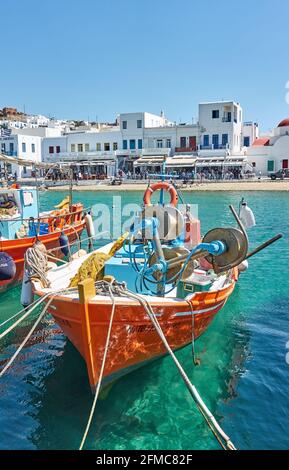 Mykonos, Grèce - 22 avril 2018 : bateaux de pêche dans le vieux port de Mykonos Banque D'Images