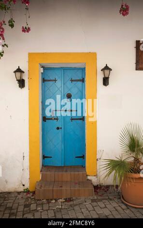 Ancienne porte métallique dans le quartier historique de Kyrenia. Chypre Banque D'Images