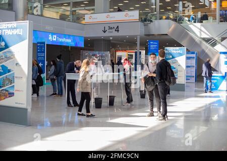 Moscou, Russie - 14 avril 2021 : les gens marchent dans le hall du centre d'exposition Crocus Expo, en face de l'entrée de l'exposition Banque D'Images