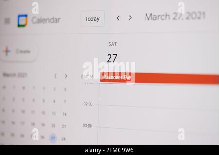 New york, USA - février 17, 2021:Pâque Eve 27 de mars sur google calendrier sur l'écran d'ordinateur portable vue rapprochée. Banque D'Images
