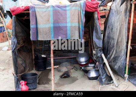 Les maisons en plastique sont faites par les pauvres pour la vie Banque D'Images