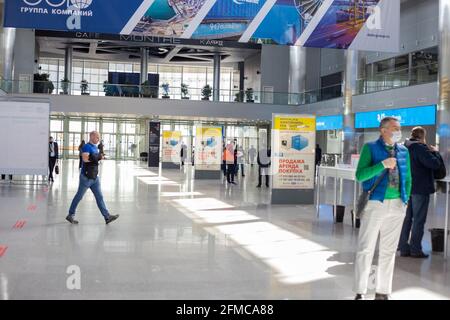 Moscou, Russie - 14 avril 2021 : les gens marchent dans le hall du centre d'exposition Crocus Expo, en face de l'entrée de l'exposition Banque D'Images