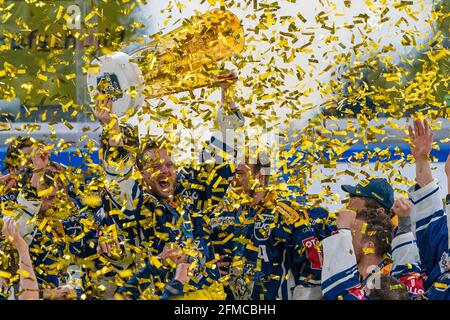 Carl Klingberg # 48 (EV Zug) lève le trophée de championnat dans la pluie confetti pendant le jeu de hockey sur glace final de la Ligue nationale 3 entre EV Zug et Geneve-Servette HC le 7 mai 2021 dans la Bossard Arena à Zug. (Suisse/Croatie) Banque D'Images