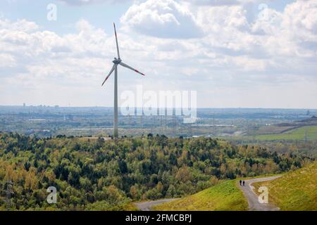 Herten, région de la Ruhr, Rhénanie-du-Nord-Westphalie, Allemagne - Moulin et marcheur au slagheap Hoheward à Herten. Banque D'Images