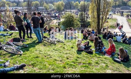 Personnes dans un parc public bondé lors d'une chaude journée ensoleillée en avril, Mauerpark, Prenzlauer Berg, Berlin Banque D'Images