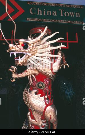 Chine. Hong Kong. Statue du dragon d'or. Banque D'Images