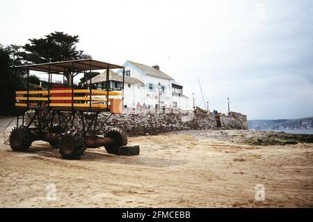 Royaume-Uni. Angleterre. Devon. Bigbury-on-Sea. Le pilchard Inn et la remorque de tourisme de tracteur en eau profonde. Banque D'Images