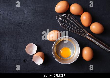 Jaunes et protéines d'œuf dans une tasse. Banque D'Images