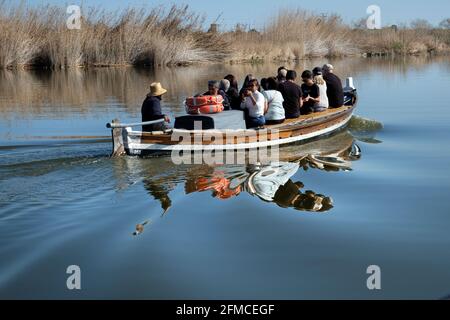 Un groupe de touristes sur un voyage en bateau à travers les zones humides du Parc naturel de la Albufera, Valence, Espagne Banque D'Images