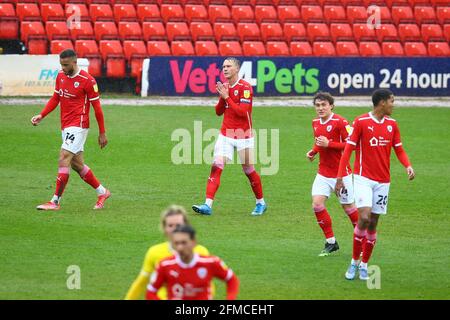 Oakwell, Barnsley, Angleterre - 8 mai 2021 Cauley Woodrow (au centre) de Barnsley après avoir marqué pour le faire 1 - 0 pendant le match Barnsley v Norwich City, Sky Bet EFL Championship 2020/21, à Oakwell, Barnsley, Angleterre - 8 mai 2021 crédit: Arthur Haigh/WhiteRosePhotos/Alay Live News Oakwell, Barnsley, Angleterre - 8 mai 2021 pendant le jeu Barnsley v Norwich City, Sky Bet EFL Championship 2020/21, à Oakwell, Barnsley, Angleterre - 8 mai 2021 crédit: Arthur Haigh/WhiteRosePhotos/Alay Live News Banque D'Images