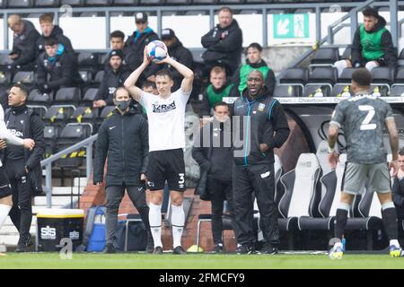 DERBY, ROYAUME-UNI. 8 MAI. Craig Forsyth, du comté de Derby, se lance à côté de Darren Moore, directeur de Sheffield Wednesday, lors du match de championnat Sky Bet entre le comté de Derby et Sheffield Wednesday au Pride Park, Derby, le samedi 8 mai 2021. (Credit: Pat Scaasi | MI News) Credit: MI News & Sport /Alay Live News Banque D'Images