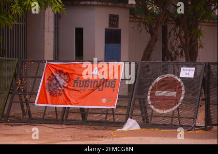 Phnom Penh, Cambodge. Le 8 mai 2021. Après 3 semaines de confinement total de la ville, le gouvernement cambodgien a divisé Phnom Penh en 3 zones de couleur (rouge, orange et jaune) en raison de la vague de 19 de COVID. Un poste de contrôle de la police à l'entrée d'une « zone orange », Signification risque moyen d'infection. Crédit: Kraig Lieb / Alamy Live News Banque D'Images