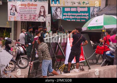 Phnom Penh, Cambodge. Le 8 mai 2021. Après 3 semaines de confinement total de la ville, le gouvernement a divisé Phnom Penh en 3 zones de couleur (rouge, orange et jaune) en raison de l'explosion continue de la COVID. Ce qui signifie un risque élevé d'infection. Credit: Kraig Lieb / Alamy Live News Banque D'Images