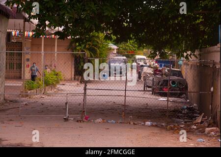 Phnom Penh, Cambodge. Le 8 mai 2021. Après 3 semaines de confinement total de la ville, le gouvernement a divisé Phnom Penh en 3 zones de couleur (rouge, orange et jaune) en raison de l'augmentation continue de la COVID. Ici, une rue en quarantaine dans une « zone rouge », ce qui signifie un risque élevé d'infection. Credit: Kraig Lieb / Alamy Live News Banque D'Images