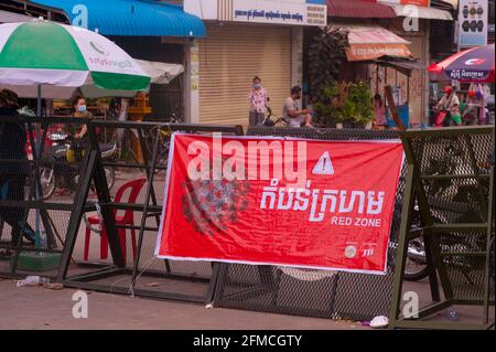 Phnom Penh, Cambodge. Le 8 mai 2021. Après 3 semaines de confinement total de la ville, le gouvernement a divisé Phnom Penh en 3 zones de couleur (rouge, orange et jaune) en raison de la forte augmentation de 19 de la COVID. Ici, un poste de contrôle de la police à l'entrée d'une « zone rouge », Ce qui signifie un risque élevé d'infection. Credit: Kraig Lieb / Alamy Live News Banque D'Images