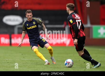 Josh Tymon (à gauche) de Stoke City et Jack Stacey de l'AFC Bournemouth se battent pour le ballon lors du match du championnat Sky Bet au stade Vitality, à Bournemouth. Date de la photo: Samedi 8 mai 2021. Banque D'Images