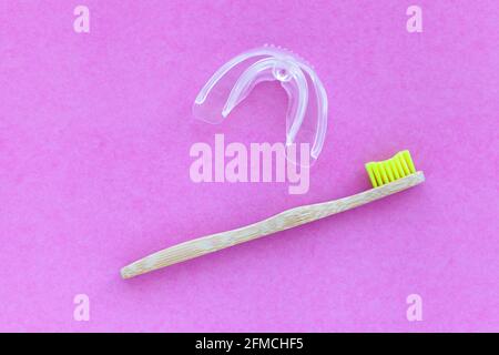 brosse à dents en bambou. . Accélérateur de blanchiment des dents. Système de blanchiment dentaire espace de composition de la pose à plat pour le texte sur fond rose, vue de dessus Banque D'Images