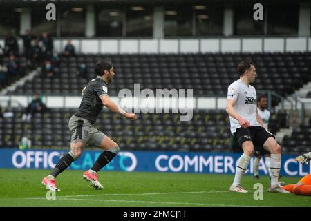 DERBY, ROYAUME-UNI. 8 MAI. Callum Paterson, de Sheffield mercredi, marque le deuxième but de son équipe lors du match du championnat Sky Bet entre le comté de Derby et Sheffield mercredi à Pride Park, Derby, le samedi 8 mai 2021. (Credit: Pat Scaasi | MI News) Credit: MI News & Sport /Alay Live News Banque D'Images