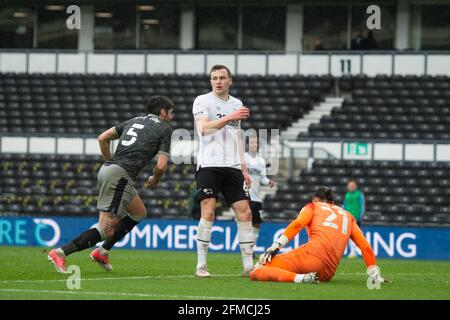 DERBY, ROYAUME-UNI. 8 MAI. Callum Paterson, de Sheffield mercredi, marque le deuxième but de son équipe lors du match du championnat Sky Bet entre le comté de Derby et Sheffield mercredi à Pride Park, Derby, le samedi 8 mai 2021. (Credit: Pat Scaasi | MI News) Credit: MI News & Sport /Alay Live News Banque D'Images